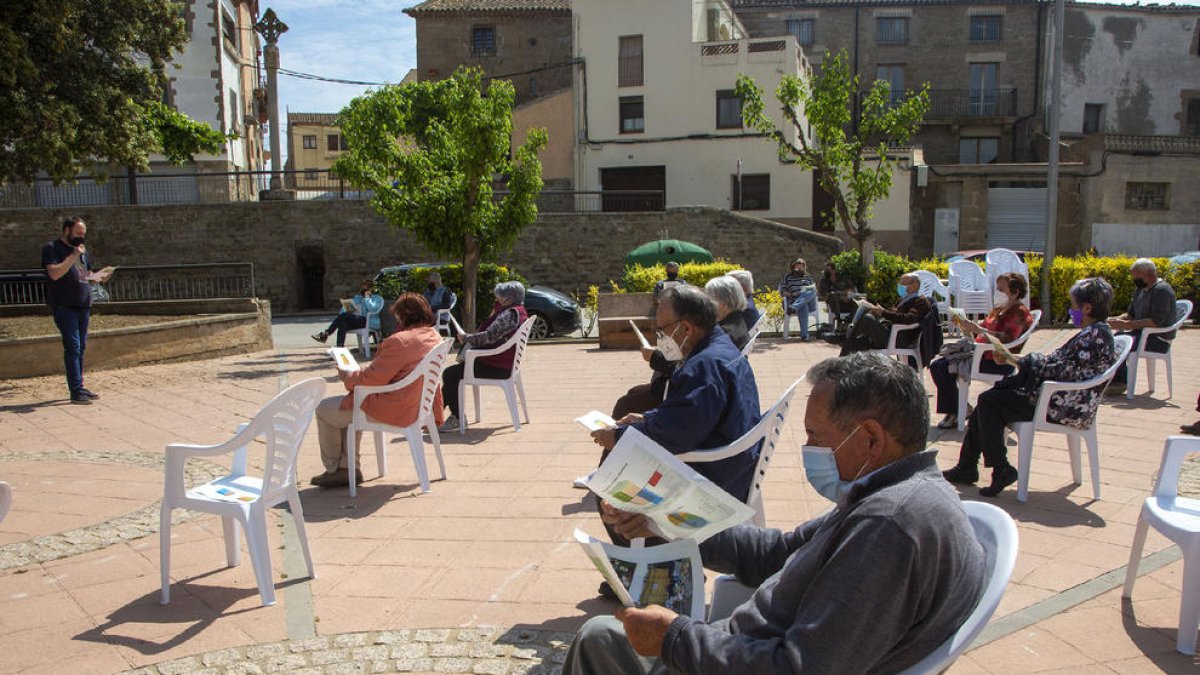 El alcalde en una reunión con vecinos de Castellserà.