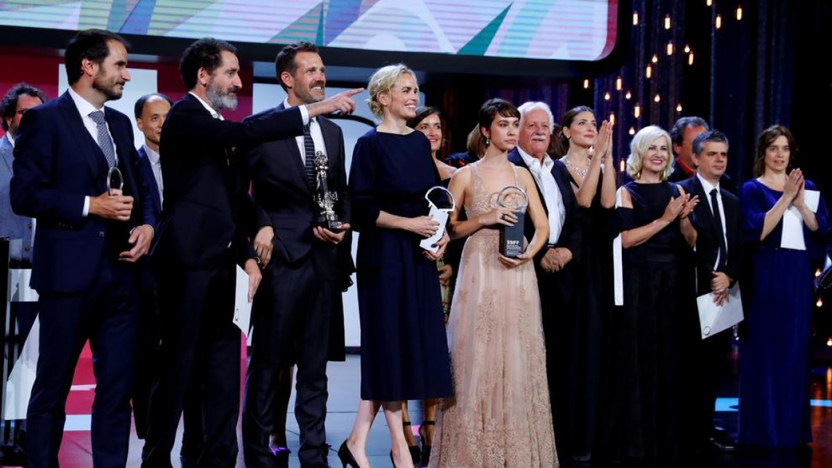 Els directors de ‘La trinchera infinita’ i les actrius Nina Hoss i Greta Fernández, amb els premis.