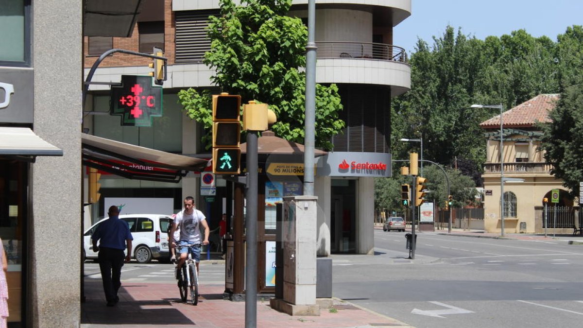 Un termómetro en la ciudad de Lleida este jueves.