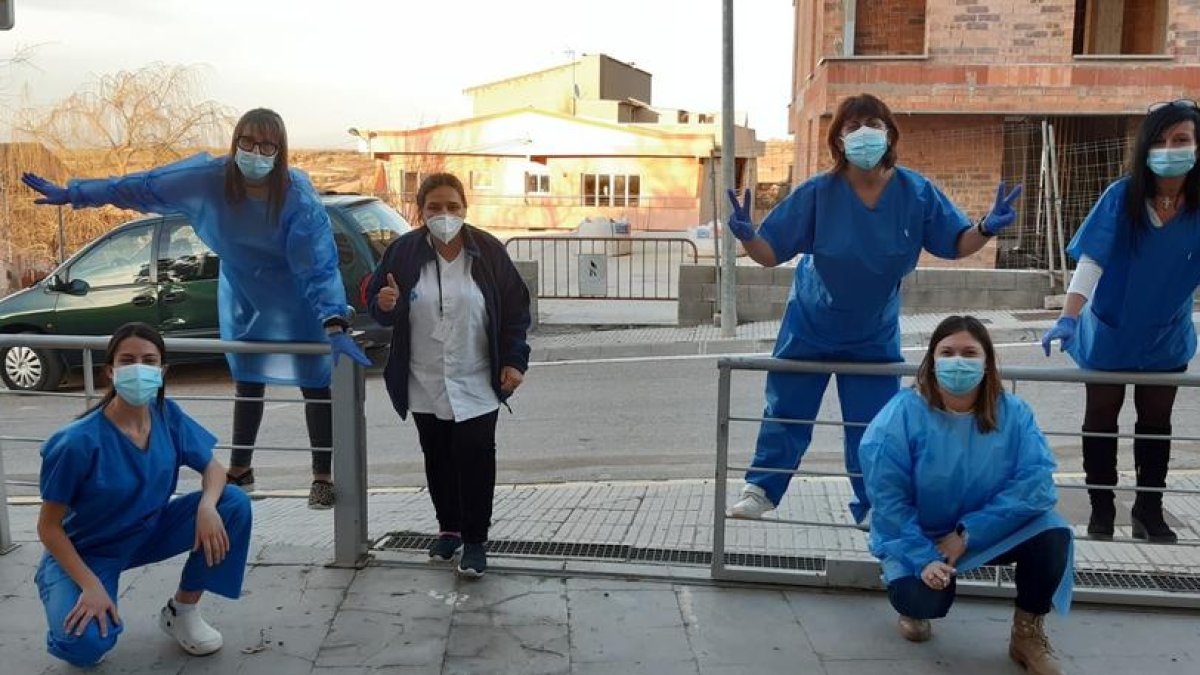 Un equip d’infermeres va anar ahir a vacunar a la residència Mare Marcel·lina de Verdú.