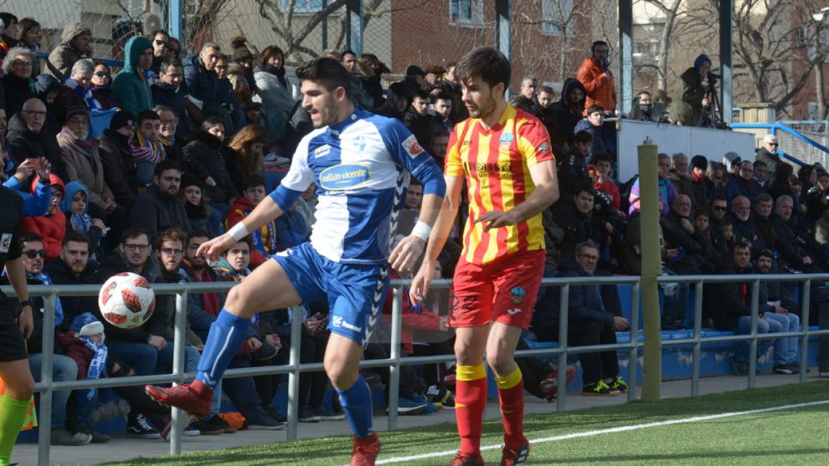 Una acció del partit del Lleida al camp de l'Ebre.