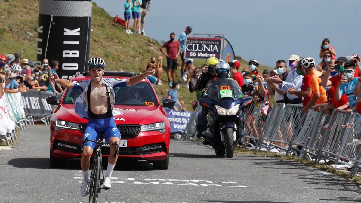 El ciclista belga en el momento de cruzar la línea de meta.