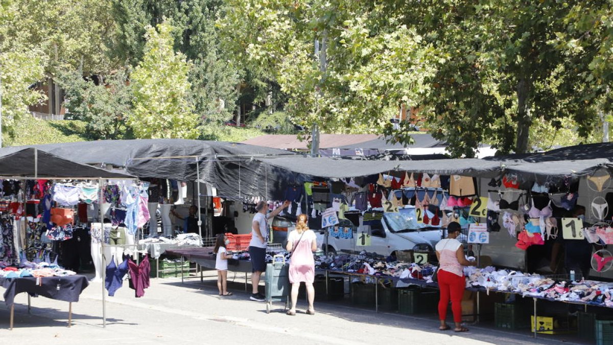 Mercadillo  -  La ropa vuelve a los mercadillos de Camp d’Esports y Barris Nord, y la Paeria facilitará a los paradistas el acceso ayudas.