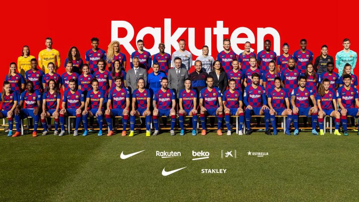 Fotografía paritaria   -  El FC Barcelona hizo ayer la fotografía oficial de la temporada, en la que posaron juntos los jugadores y técnicos tanto de la primera plantilla femenina como de la masculina. Entre los dos entrenadores, Ernesto Valverd ...