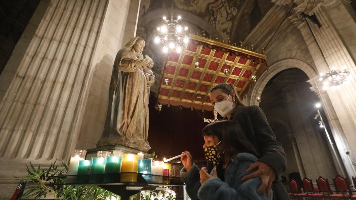 La Catedral de Lleida va acollir ahir homenatges en ‘petit comitè’ de lleidatans que van voler celebrar la festivitat de la Mare de Déu del Blau amb flors i espelmes.