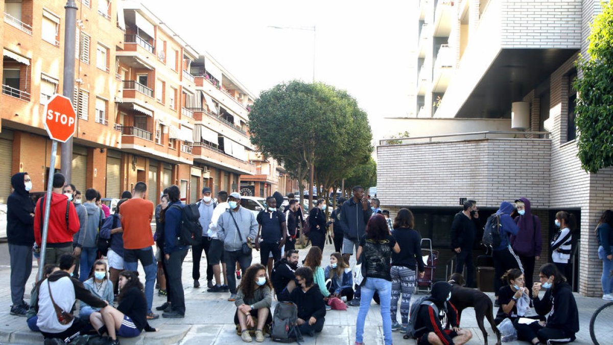 Las personas concentradas ayer frente al edificio de la calle Carrasco i Formiguera.
