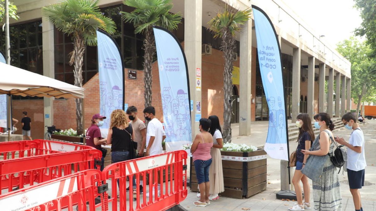 Personas esperando ayer para entrar a vacunarse en el pabellón Onze de Setembre de Lleida.