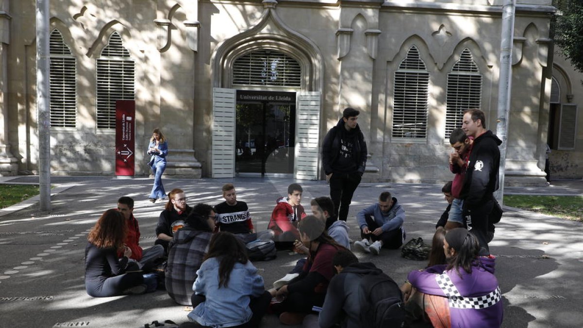 La concentración de estudiantes de este viernes en la plaza Víctor Siurana de Lleida, ante el Rectorado.