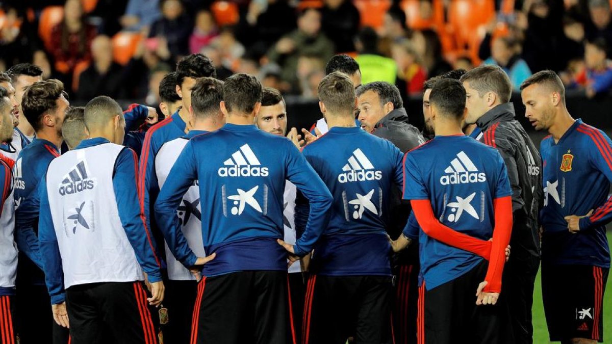 Luis Enrique charla con sus jugadores ayer en el entrenamiento.