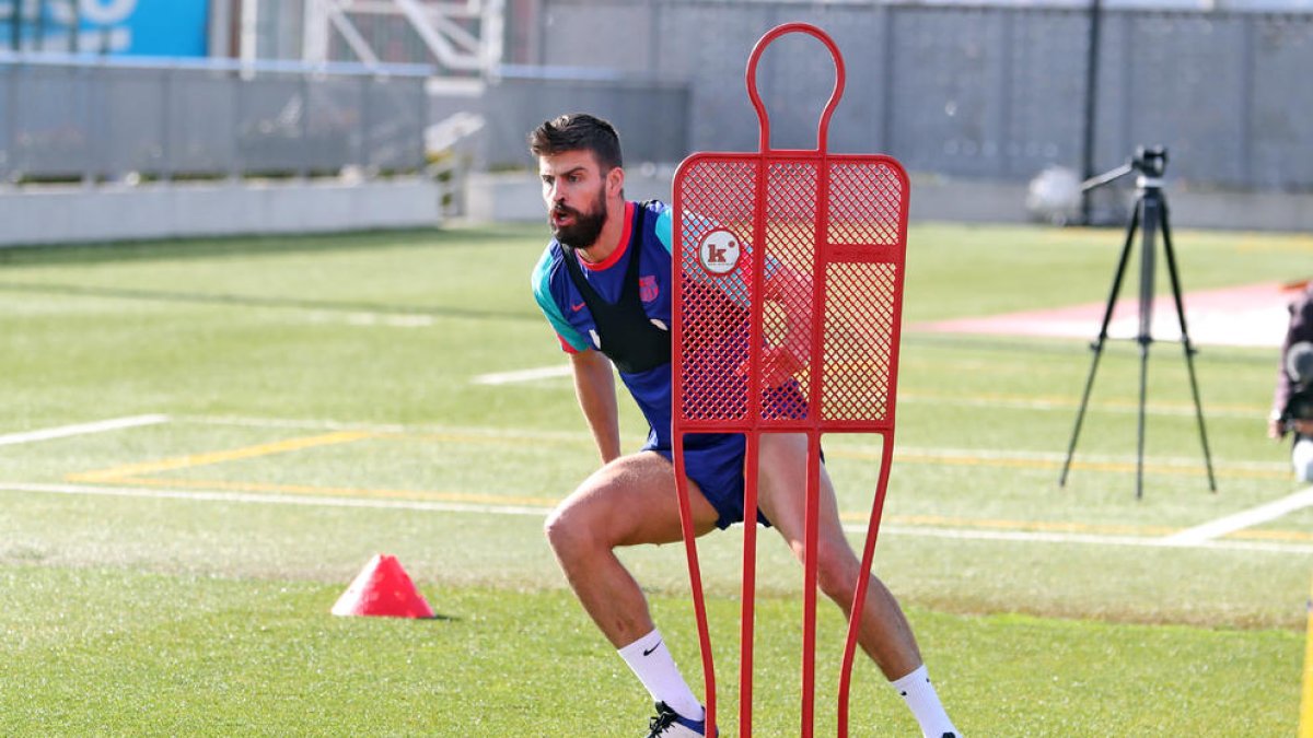 Gerard Piqué, ahir durant la sessió d’entrenament que va fer en solitari.