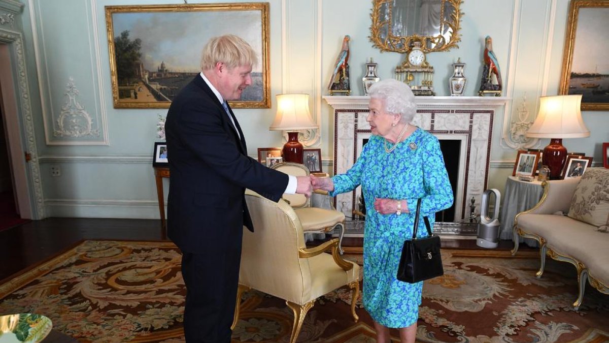 Johnson y la reina Isabel II.