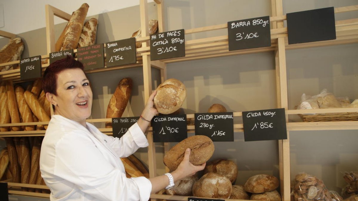 La presidenta del Gremi de Forners de les Terres de Lleida, Pilar Marqués, en su pastelería.