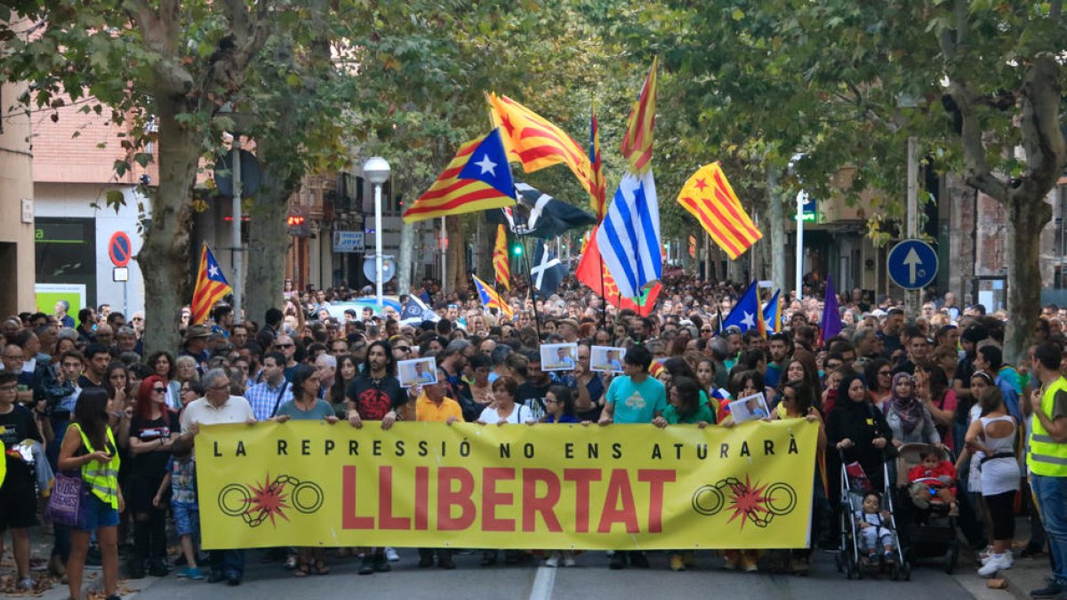 Milers de persones es van manifestar ahir a Sabadell per exigir la llibertat dels CDR detinguts.