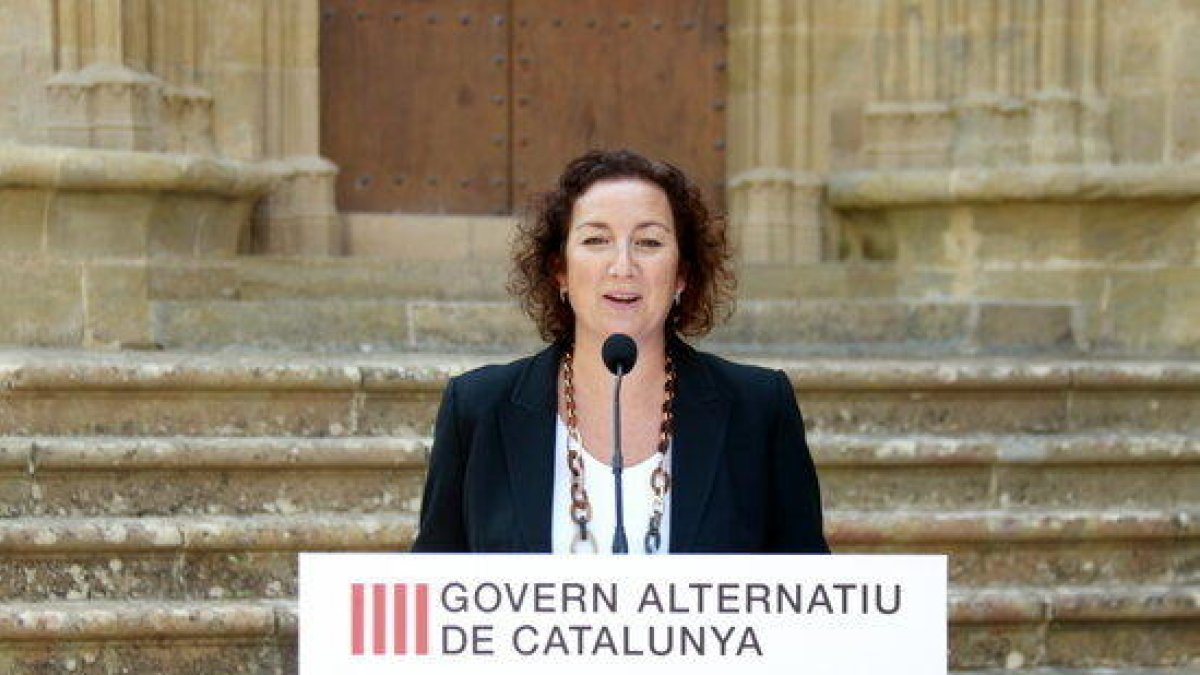 La portavoz del PSC en el Parlament, Alícia Romero, durante una rueda de prensa en el Monestir de les Avellanes, en Os de Balaguer.