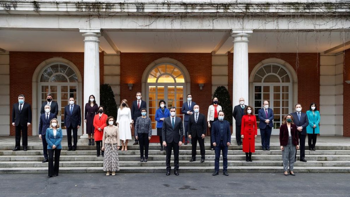 Nova foto de família del Govern, amb Miquel Iceta en Política Territorial i Carolina Darias en Sanitat.