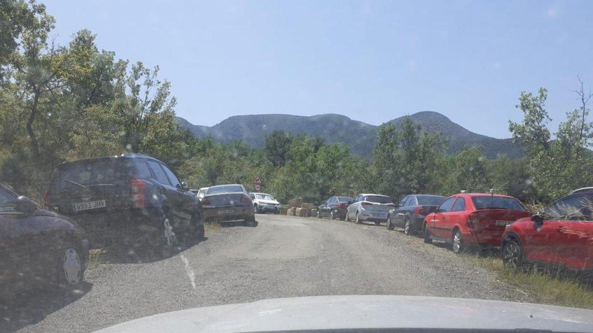 Los márgenes de la carretera de acceso a Mont-rebei, atestados de coches.