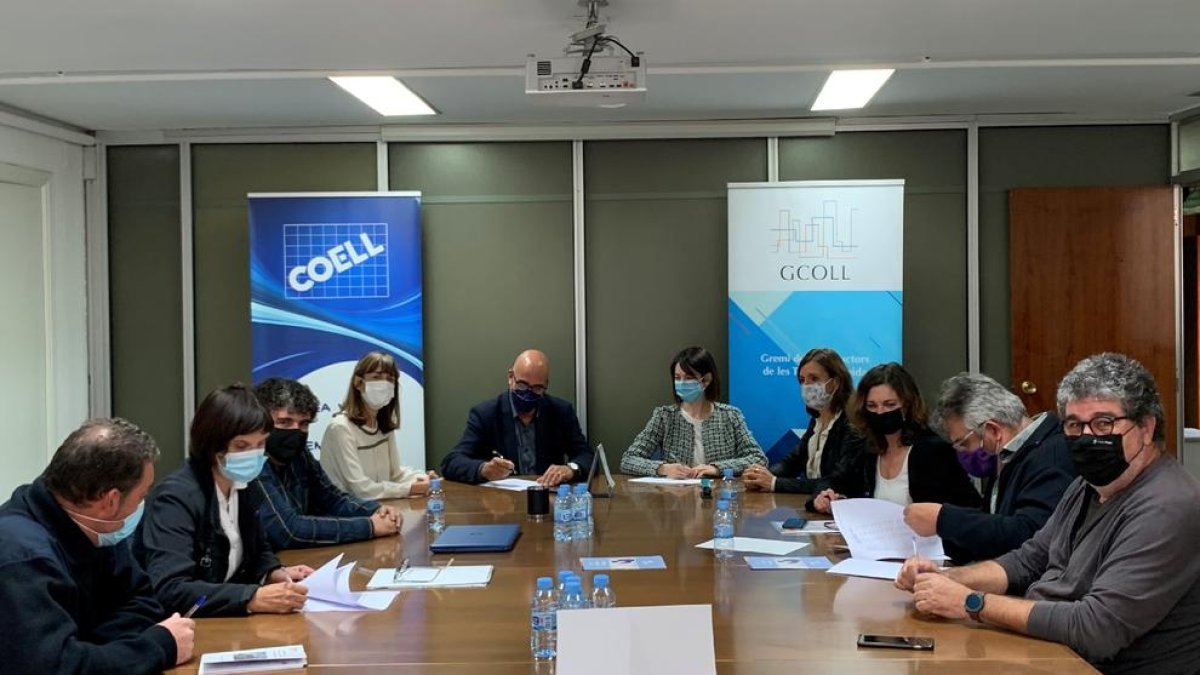 Moment de la firma de l’acord laboral a la seu de la COELL.