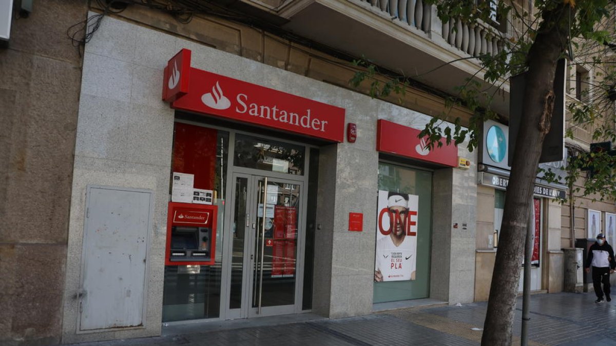 El joven amenazó a los trabajadores de esta sucursal del Banco Santander, situada en Prat de la Riba. 