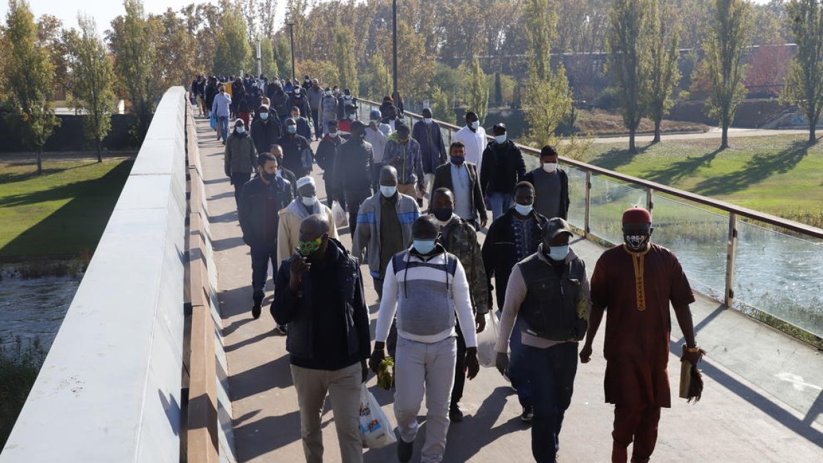 Centenars de musulmans creuen la passarel·la després del rés, ahir.