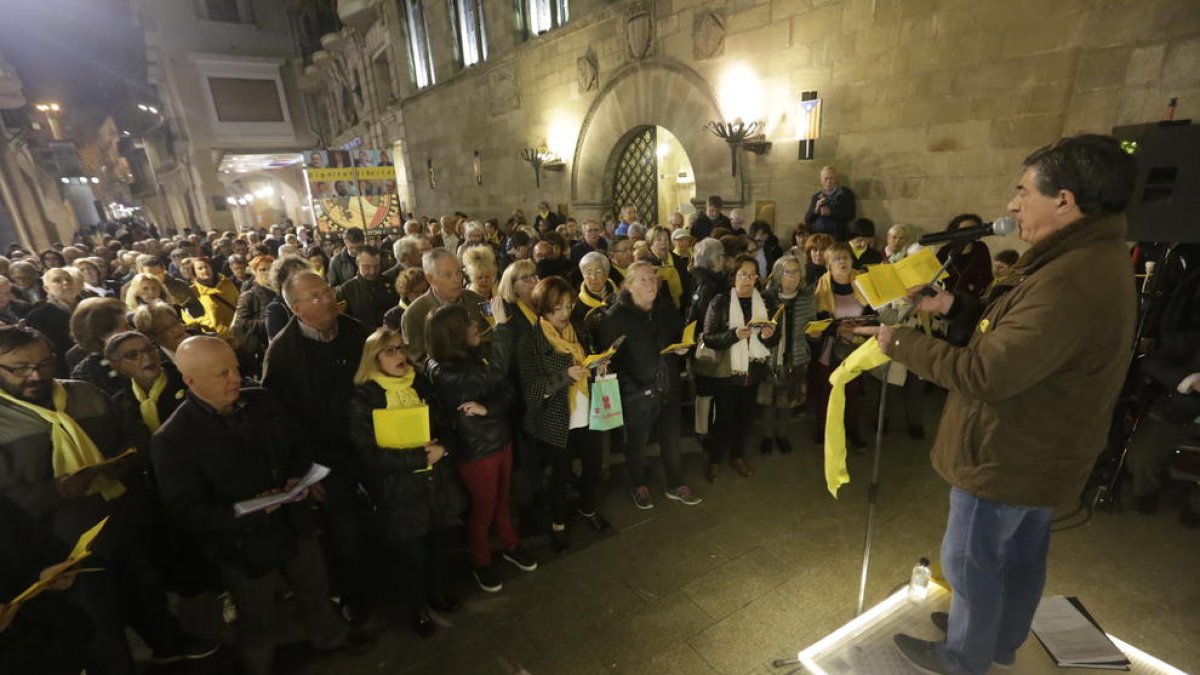 Els cantaires, com cada dilluns, van exigir la llibertat dels presos davant de la Paeria de Lleida.