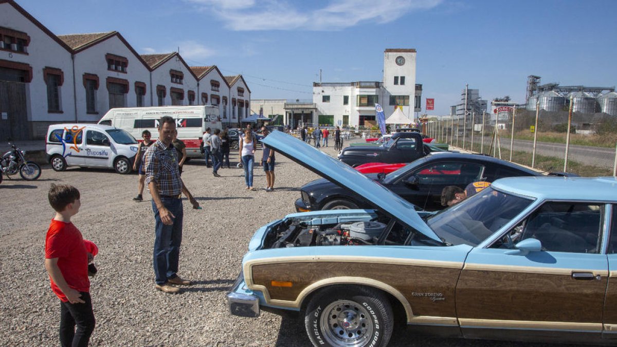 Exhibición de vehículos típicos ‘americanos’, ayer en el McTrepat frente a las naves de Cal Trepat.