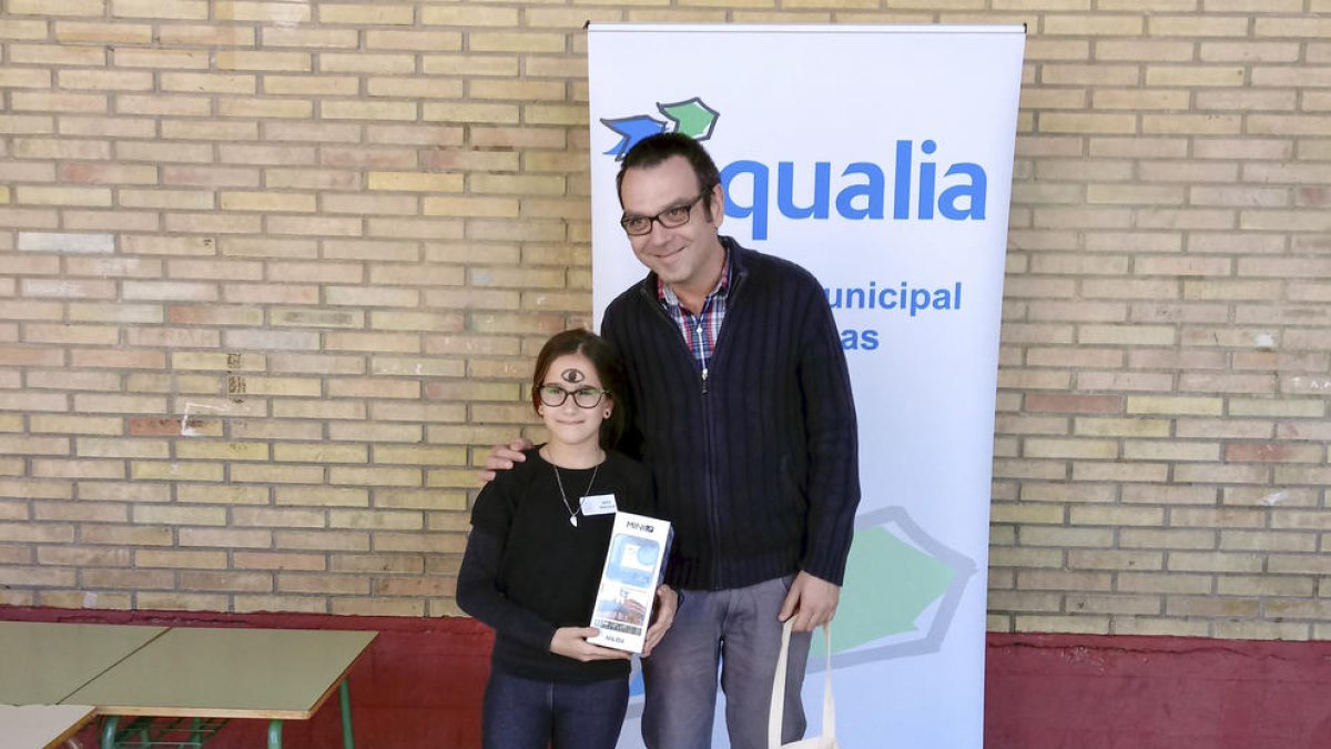 Laura Cerezuela con el responsable de Aguas, Juan Castellano.