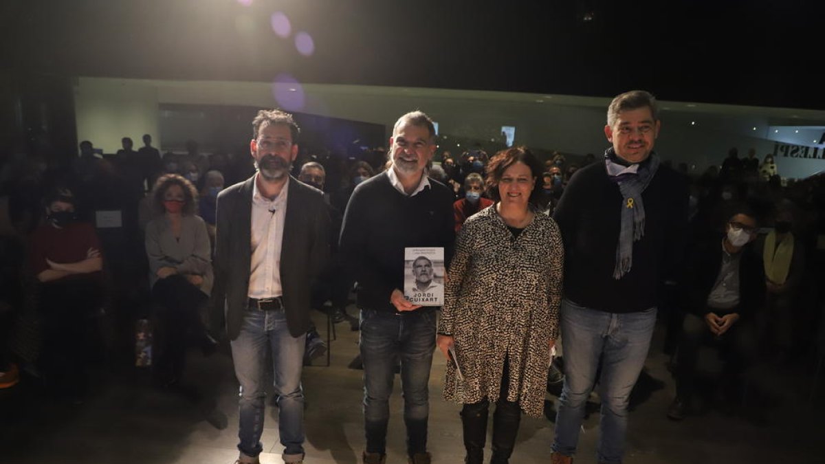Jordi Cuixart junto a los presentadores, Alberto Velasco y Anna Llauradó, y el presidente de Òmnium Lleida.