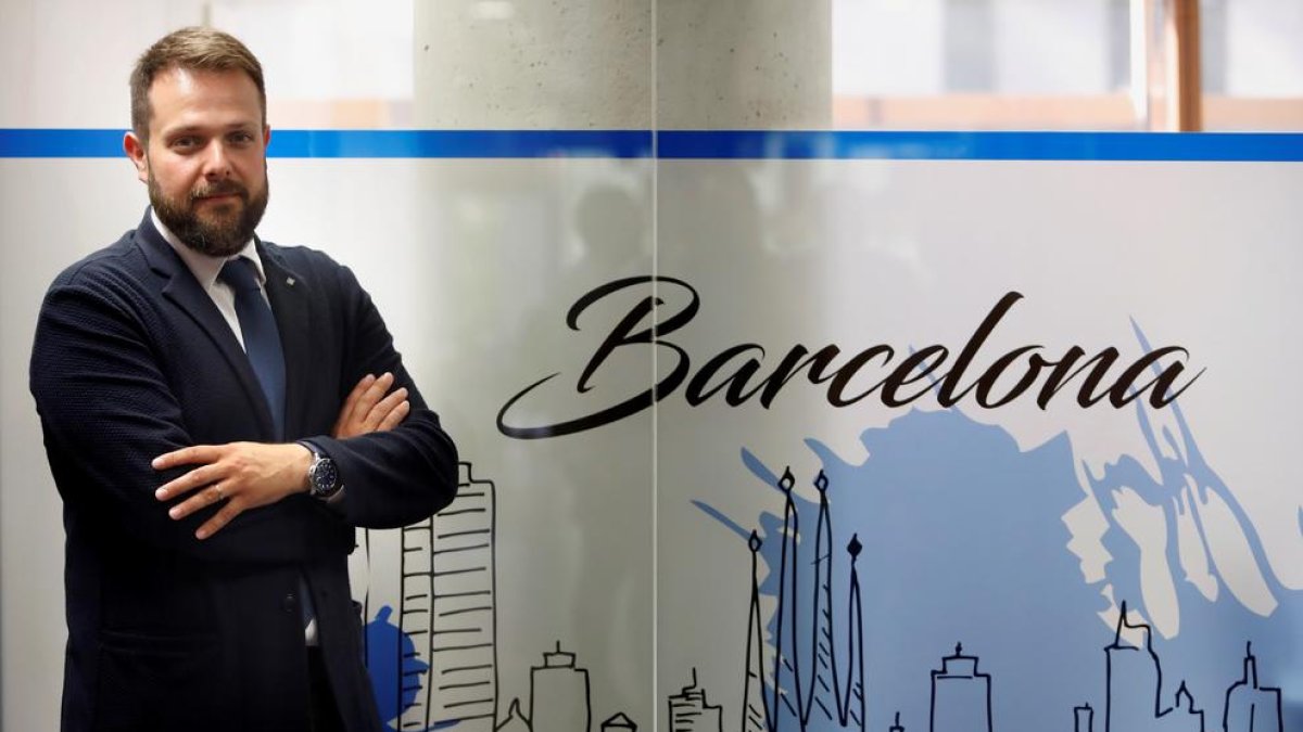 Gerard Figueras posa al costat d’un mural de Barcelona.