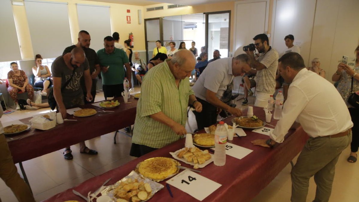 Diverses persones van assistir al concurs de truites celebrat al centre cívic del barri.