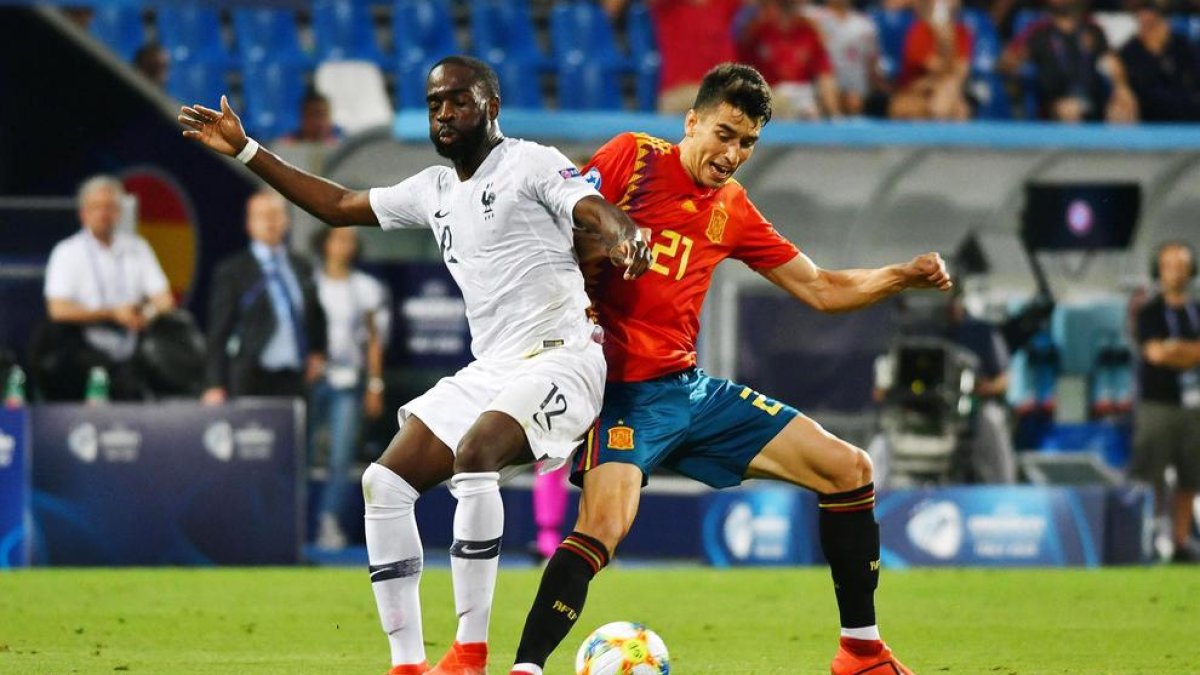 Marc Roca, en una acción del partido ante Francia.