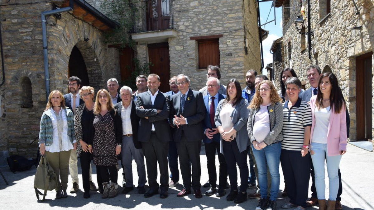 El presidente Quim Torra, ayer con los alcaldes y alcaldesas del Alt Urgell.