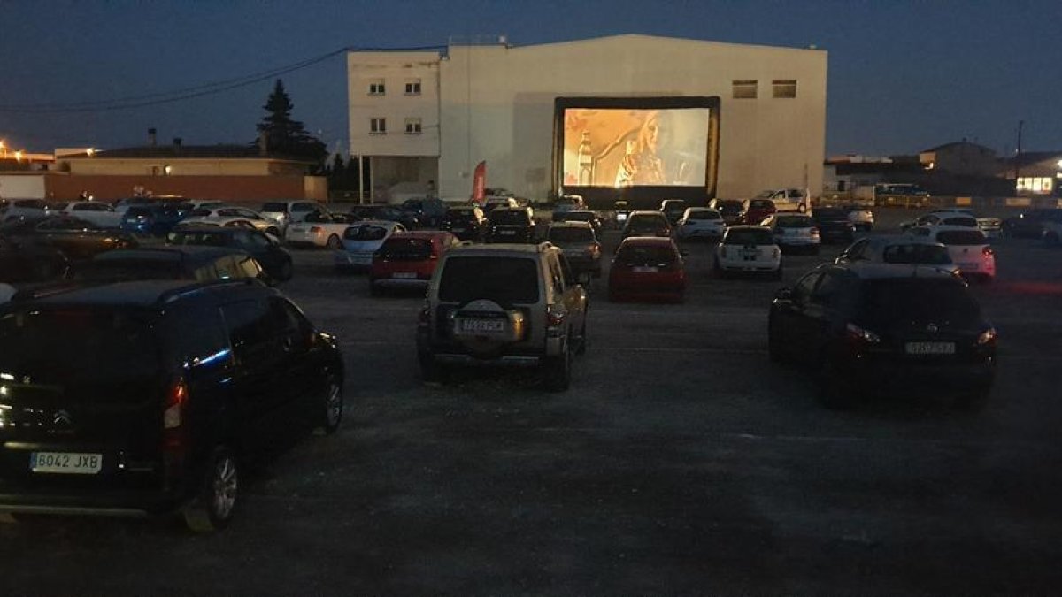 Vehículos en el autocine de Golmés.