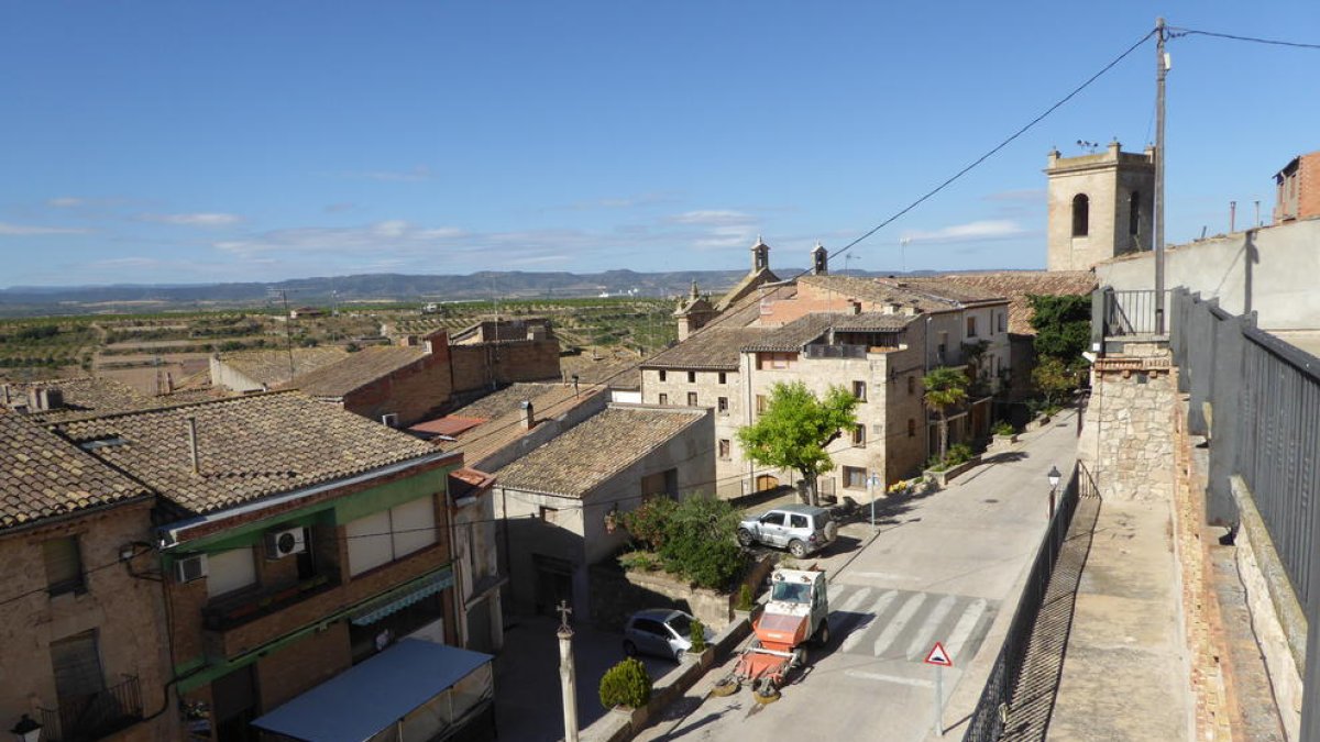 Un envejecimiento que va a más  -  El envejecimiento es el principal problema demográfico de las comarcas de Lleida y una de las más afectadas es Les Garrigues, donde 16 de los 24 pueblos tienen 2 trabajadores por cada jubilado, como en Arbeca ( ...