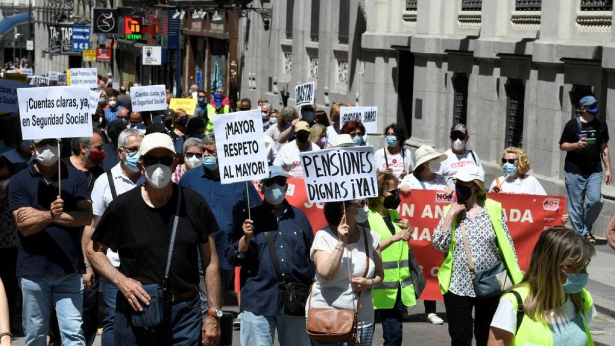 Centenars de persones es van concentrar a Madrid contra la reforma del sistema de pensions.