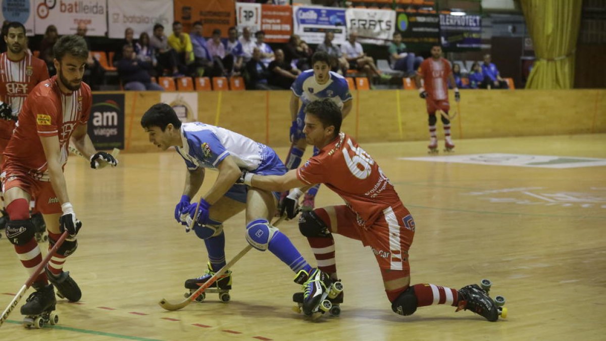 Marc Palazón, pugnando con Oruste en el partido de esta temporada en el Onze de Setembre.