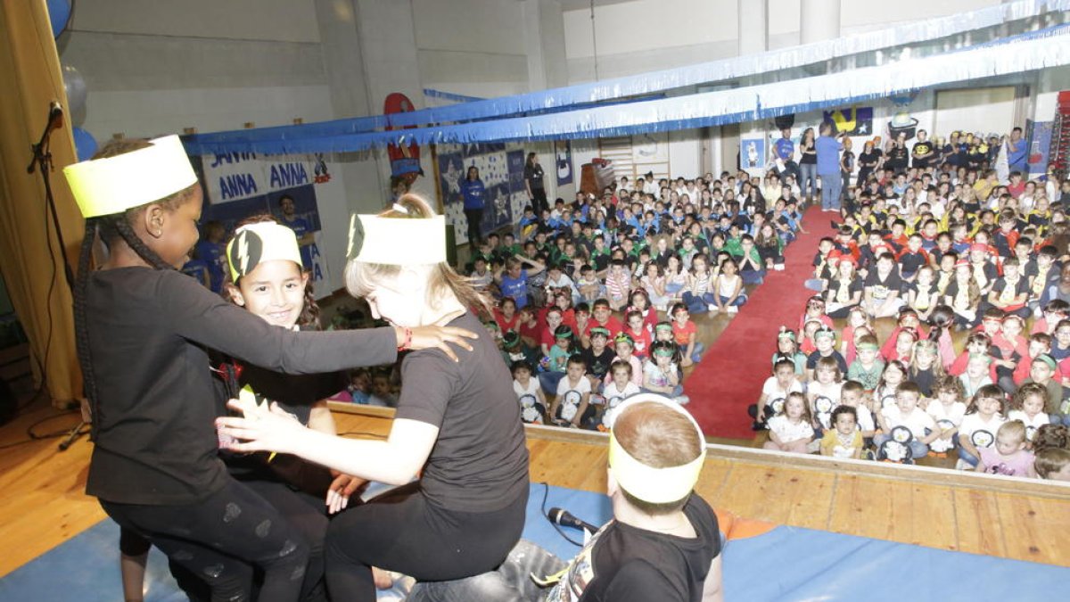 Un dels espectacles d’acrobàcia que van sorprendre el públic i el jurat del concurs del col·legi Santa Anna.