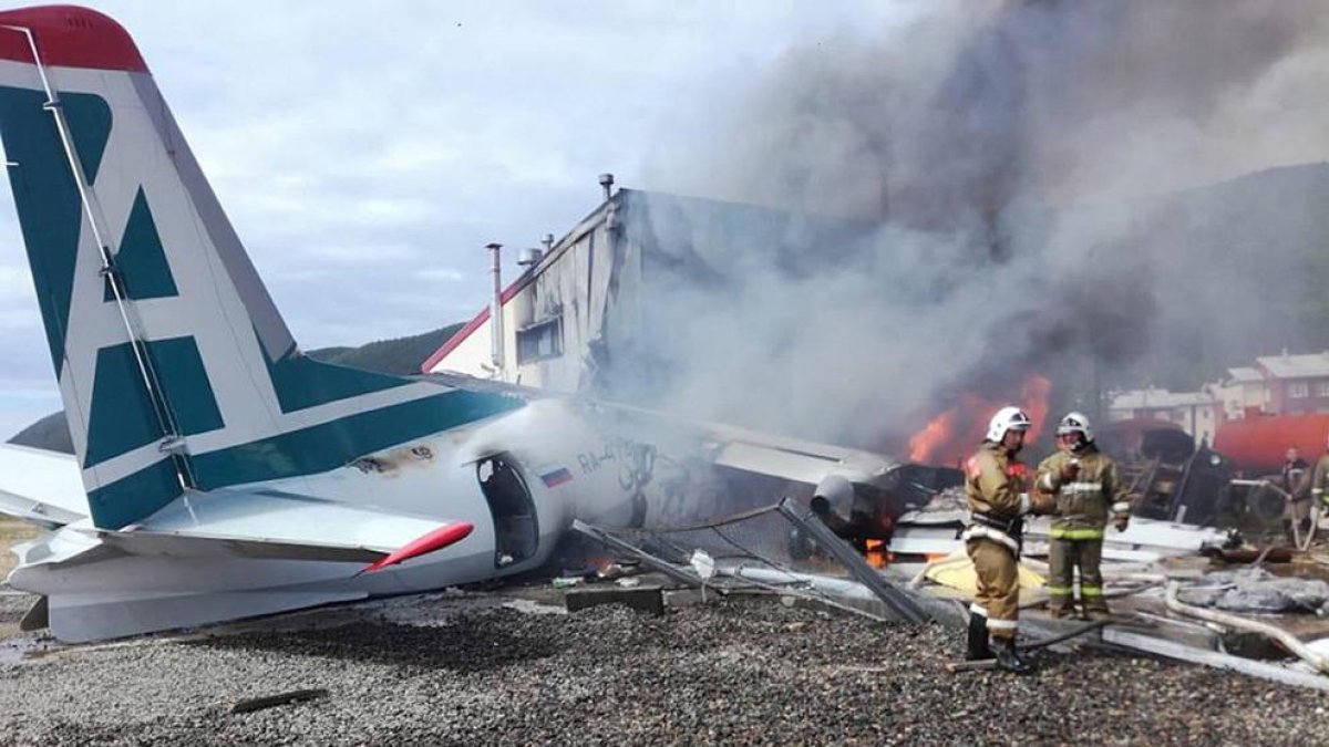 Almenys dos morts a l’estavellar-se un avió comercial a Rússia