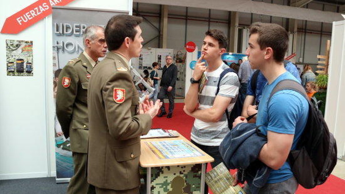 Algunos jóvenes estudiantes interesándose por el estand del Ejército en la 12.ª Feria F&T de Lérida en el 2018.