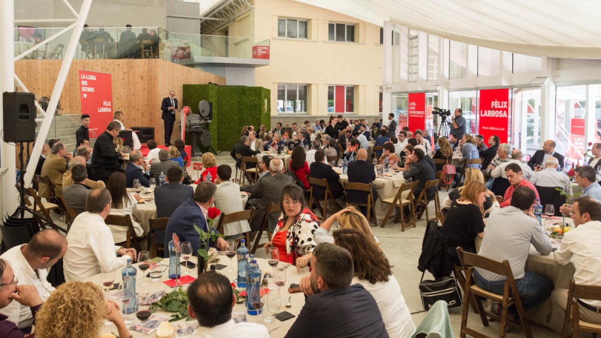 Más de 400 empresarios participaron ayer en una comida con Larrosa en el Magical.