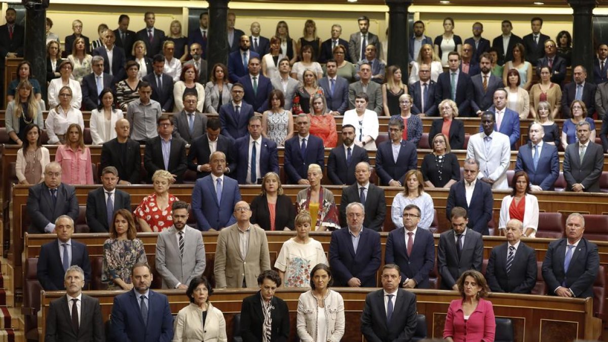 Vista general durante el minuto de silencio de ayer en el Congreso.