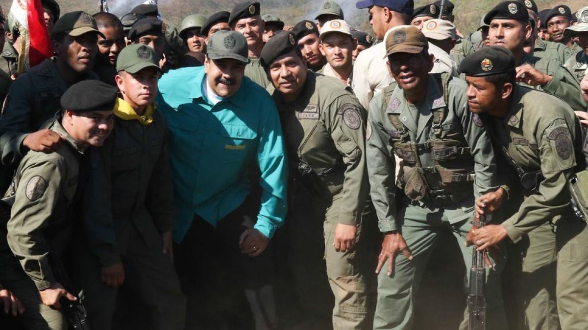 El president de Veneçuela, Nicolás Maduro, posa al costat de les tropes durant uns exercicis militars al fort Paramacay.