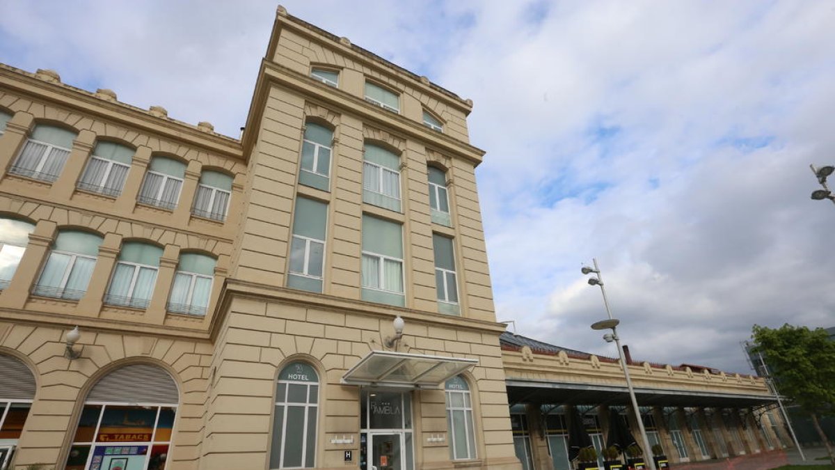 Façana de l’hotel Rambla, enclavat a l’edifici de l’estació de Renfe.