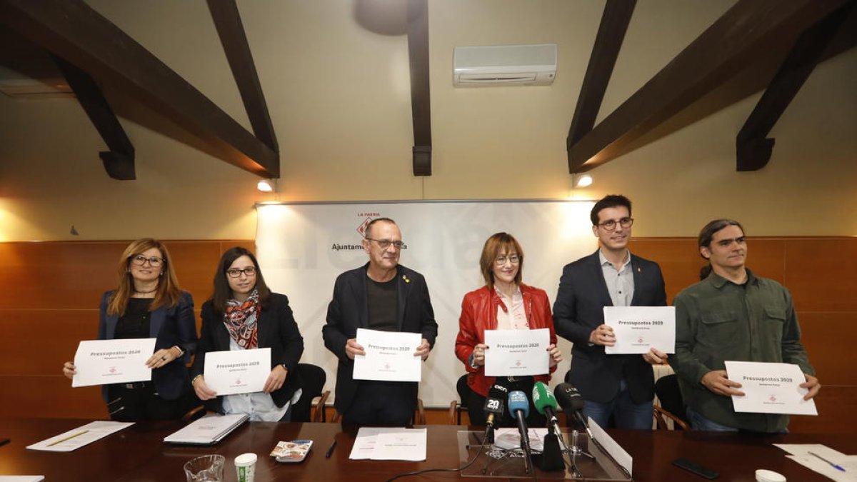 Anna Campos, Jordina Freixanet, Miquel Pueyo, Montse Pifarré, Toni Postius i Sergi Talamonte van presentar ahir els pressupostos.