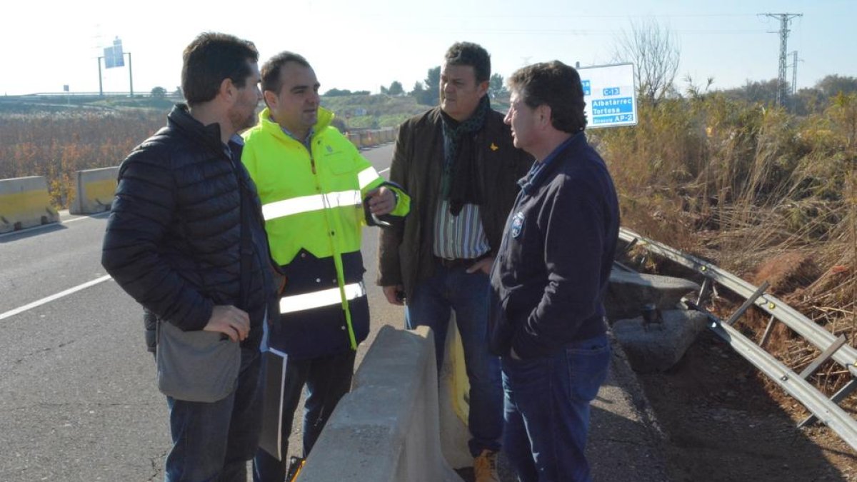 El vicepresidente de la Diputación, Ferran Accensi, visitó ayer el tramo de carretera que se inundó.