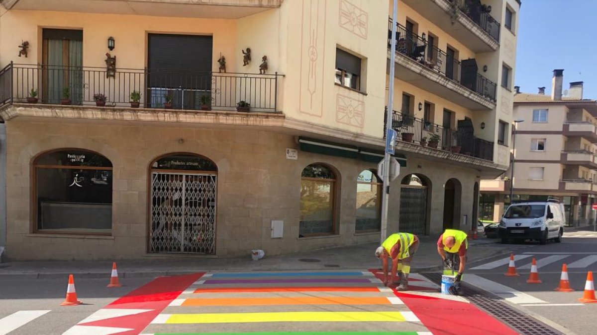 Quatre passos zebra irisats en favor del col·lectiu LGBTI a Solsona