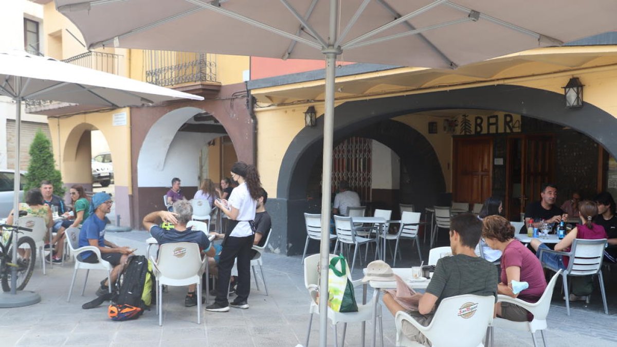 Imagen de la terraza de un bar de la Alta Ribagorça en julio.