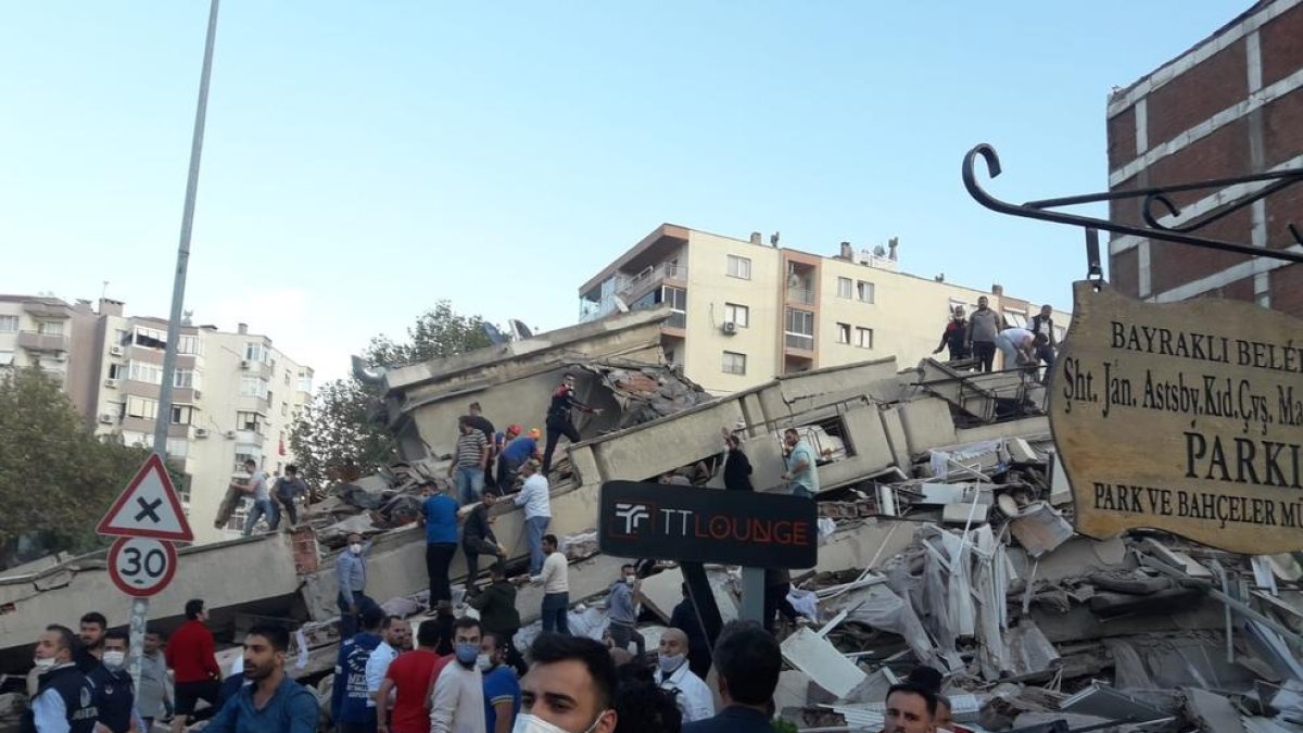 Un dels edificis esfondrats a la ciutat turca d’Esmirna per les tremolors.