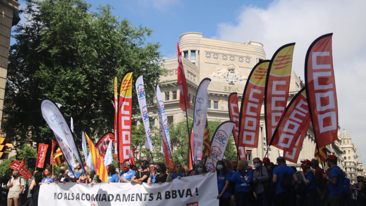 Los concentrados cortaron la Via Laietana durante su protesta.