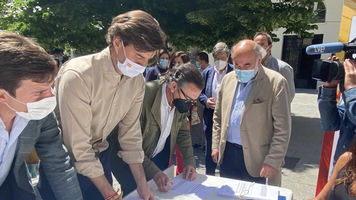 Recogida de firmas promovida por el PP contra los indultos a los presos del 1-O, ayer en Zaragoza.