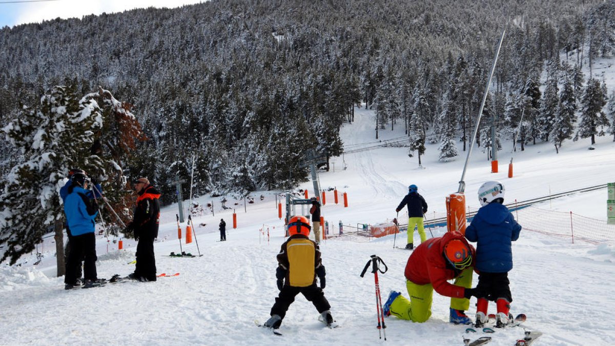 Esquiadores en Port  Ainé preparándose para hacer las primeras bajadas de la temporada.